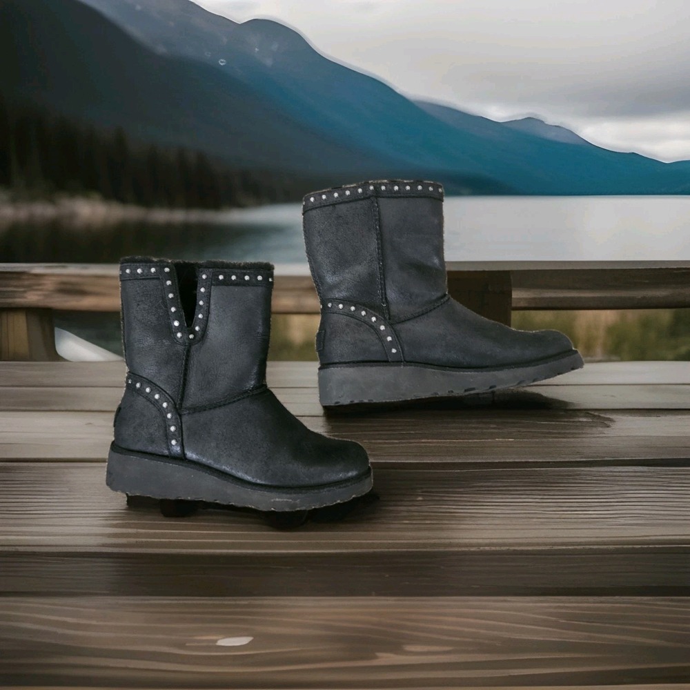UGG Australia CYD Black Leather Studded Boots Womens 7 Shearling Lined EXCELLENT